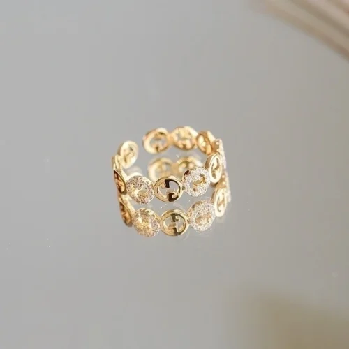 Anillo con Diseño Circular y Cristales
