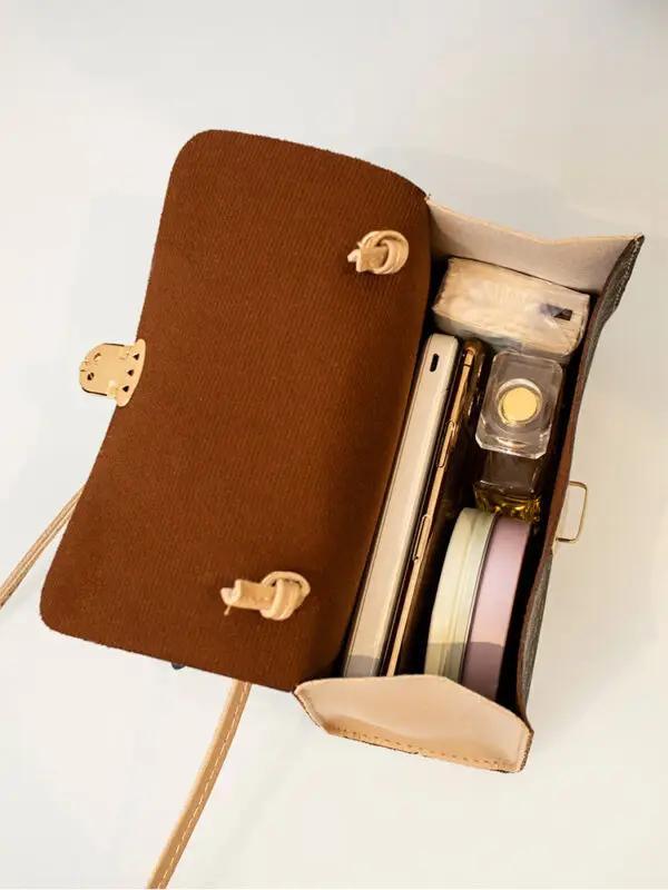 Cartera Elegante con Pañuelo